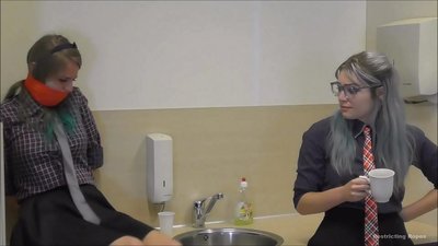 ವ್ಯಸನಿಯಾಗಿದ್ದಾಳೆ / ಕಟ್ಟಿಕೊಂಡು ಬಾಯಿ ಮುಚ್ಚಿಕೊಂಡಿದ್ದಾಳೆ / ಸಂಕಷ್ಟದಲ್ಲಿರುವ ಮಹಿಳೆ